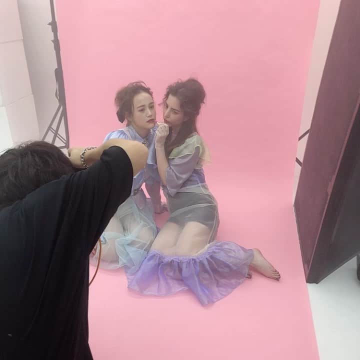 リロイここのインスタグラム：「|´-`)ﾁﾗｯっと  ふわふわなお洋服可愛い💜 ケティーも可愛い(❁´ω`❁)❣️  #モデル#撮影風景#撮影#ハーフ#🇺🇸×🇯🇵 #ふわふわ #かわいい」