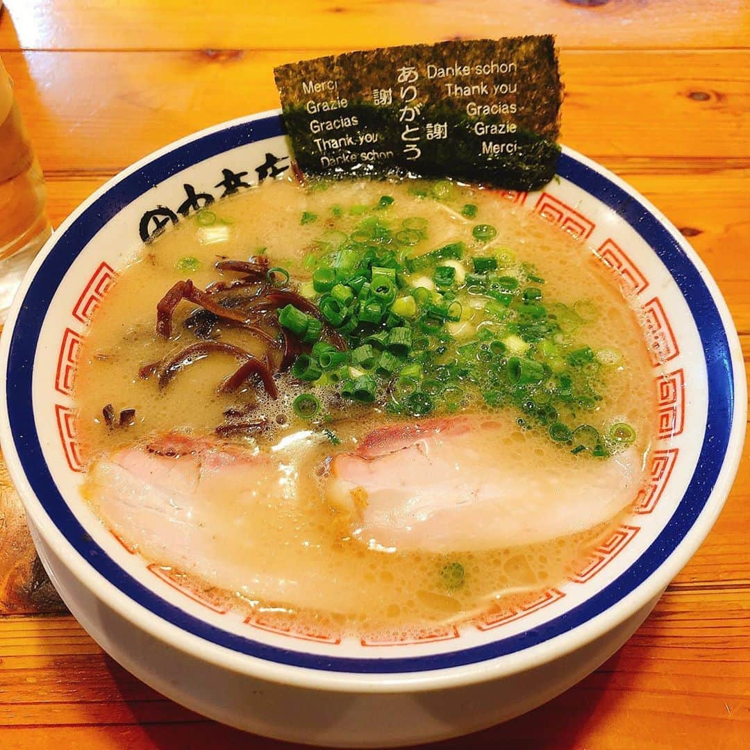 美沙玲奈さんのインスタグラム写真 - (美沙玲奈Instagram)「やっぱラーメンは豚骨だよね〜🍜  #豚骨ラーメン #辛子高菜 #辛い 🤣 #博多 #長浜 #ラーメン #行列 #並んだ  #田中商店 #海苔 #ありがとう #飯テロ」9月12日 14時29分 - rei777_official