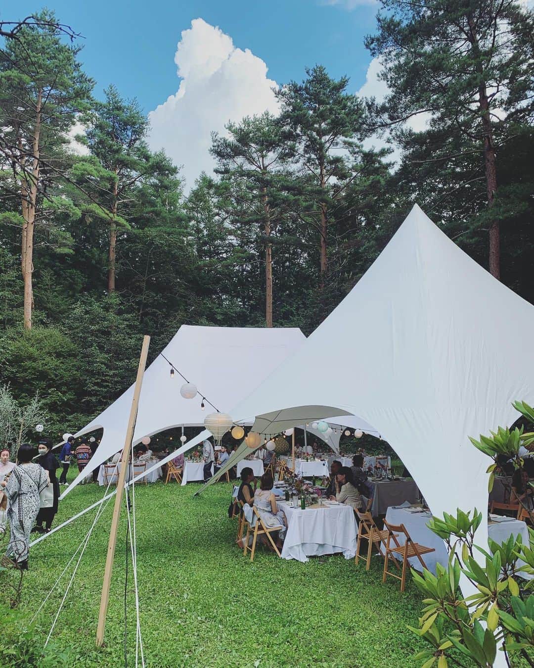 座間アキーバのインスタグラム：「こんな世の中ですが　@hanatombo x @yl_and_co.hotel 初のオリジナルウェディングを無事に披露できました！改めて、花屋としてウェディングはやはり最高であり幸せをもっとも感じさせる仕事だなーと思いました^_^ 今回密を極力避ける為にテントをもう一個ゲット！借りたい人いたらdm下さいw  With COVID raging all around the planet, we managed to put together quite a spectacular wedding for a lovely couple. Thank you Japanese government for not banning everything lol.   #hanatombo #wedding #hanatombowedding #tentwedding #flowers #akivazama」
