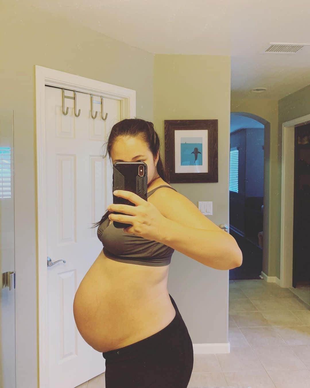 エリナ シルカのインスタグラム：「3 more weeks to go 🤰💕 妊婦生活も残すことあと3週間くらい！ お腹が下がってきたから毎日ドキドキ💓 * * * #pregnant #3rdbaby #thirdtrimester #babygirl #妊娠 #妊婦 #妊娠後期 #臨月 #プレママ」