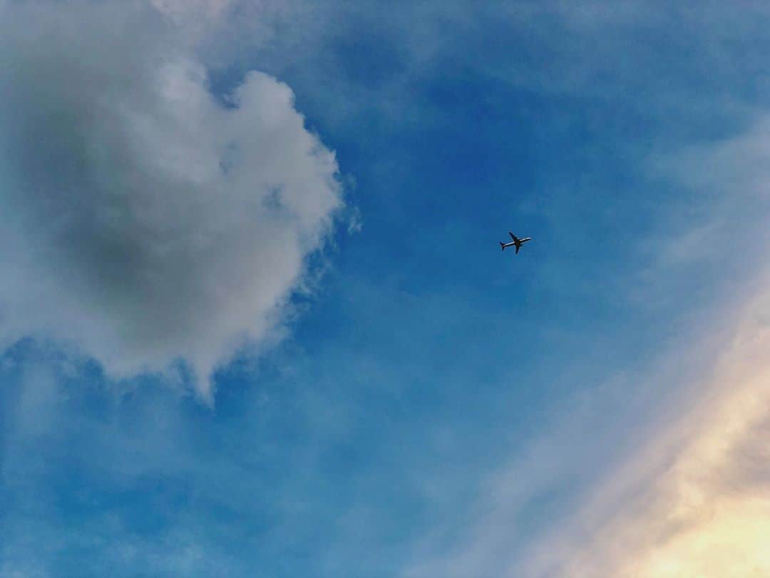 新井愛瞳のインスタグラム：「＊ ＊ こういう空を撮りがち。 昨日の夕方。絵みたいな空。  #sky #空 #アプガ」