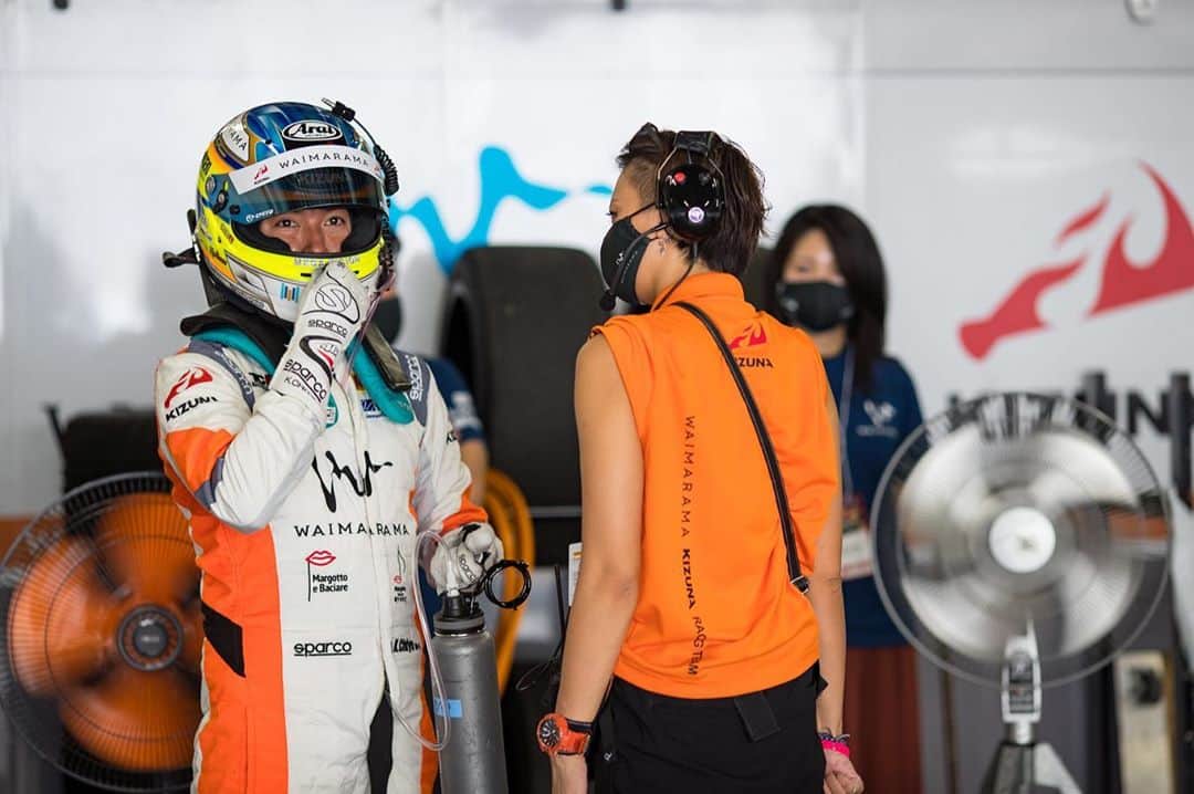 真矢のインスタグラム：「・ ・ お仕事中の真矢さん 《決勝編》🏁  土曜日→オレンジポロ🍊 日曜日→黒Tシャツ  夜中に顔洗ってメイク落として、コンタクトも外して、歯磨きして、身体ボディーシートで拭き拭きして着替えたw  3枚目→たっちん 4枚目→こまいさん  その他ALL @you.onishi 大西さん  皆様お写真ありがとうございました😊📸✨  あーーーーーー ほんま色々色々あったけど幸せな24時間でした😌🧡✨  ✴︎ ✴︎ #waimaramakizunaracingteam #audirs3lms #waimarama #kizuna #supertaikyu #sttcr #napacfujisupertec24hour #winner #24時間レース #優勝 #teammanager #maya #真矢 @smile_mayaya」