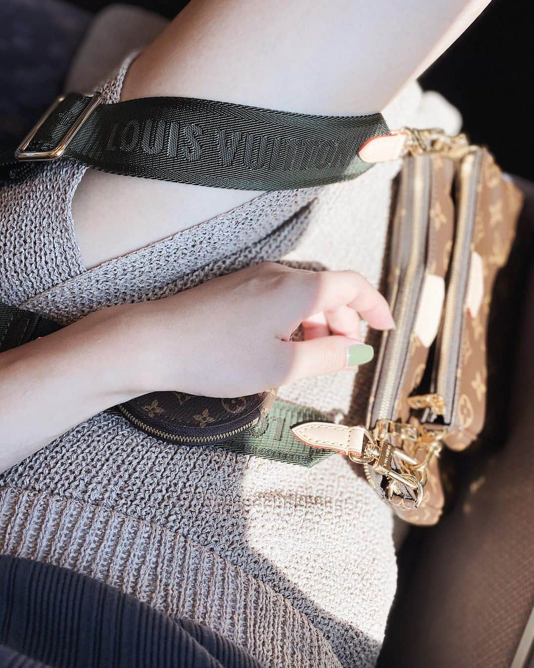 のインスタグラム：「. 🍃🍂  nails @j.hannah @todayful_  bag @louisvuitton  skirt @searoomlynn_official   #mynails #セルフネイル #myfavoriteday」