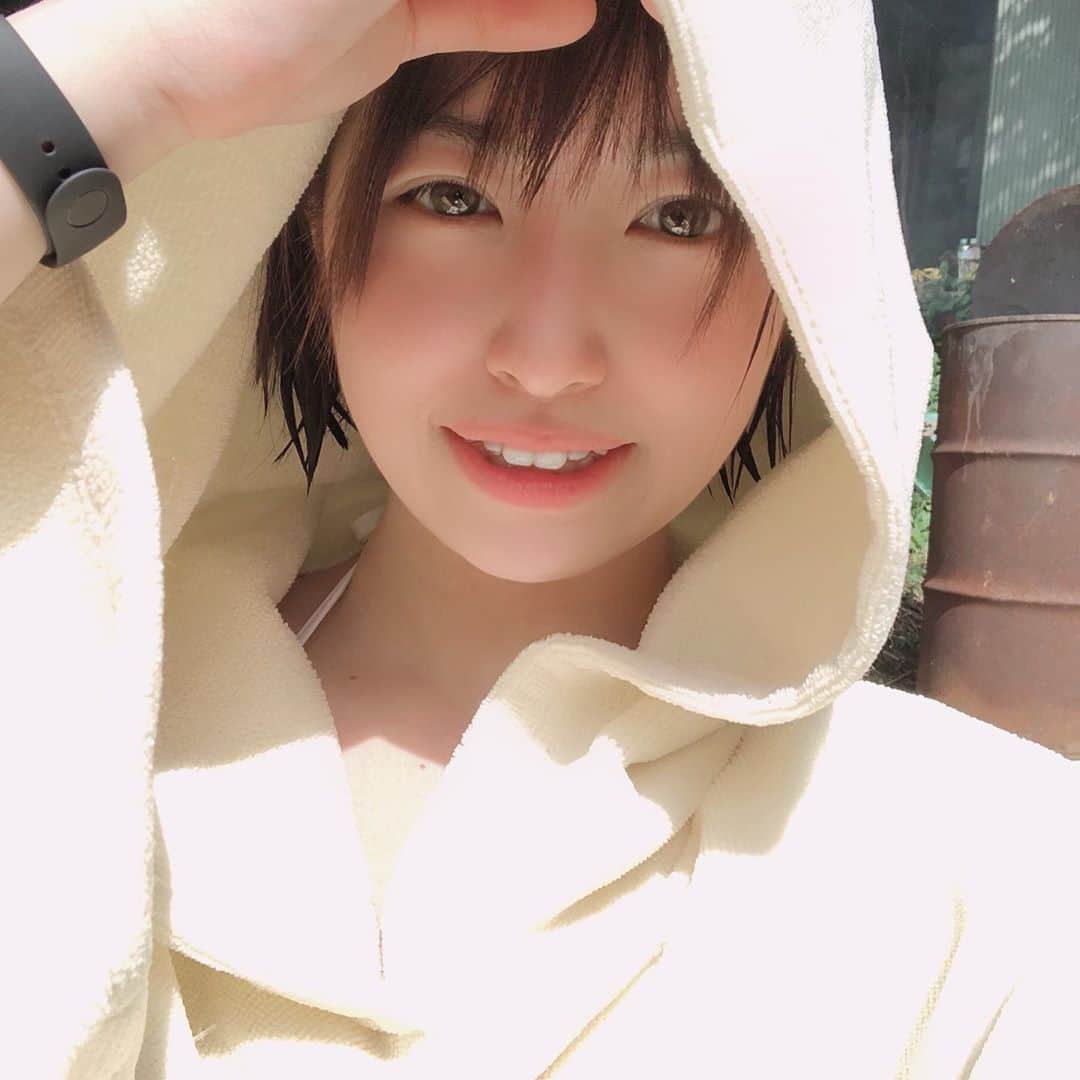 鮭山未菜美のインスタグラム：「おにゅーのサウナポンチョ🧖‍♀️💕  テントサウナとかキャンプには必需品！！ 水風呂後の濡れた身体一瞬で拭けるし、日焼け防止にもなるし、寒くないし、着心地いいし、中水着でも恥ずかしくないし最高✧ \( °∀° )/ ✧  みんな欲しいって言ってた！ Amazonで3000円しないから買いやで😎✨」