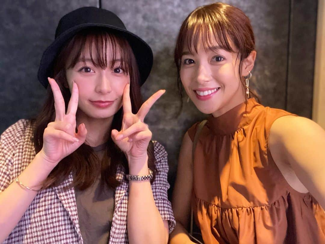 鷲見玲奈さんのインスタグラム写真 - (鷲見玲奈Instagram)「. お仕事終わりに宇垣ちゃんとご飯に行ってきました🍴 . 無性にお肉が食べたくなって、焼肉へ🥓🥩🍗🍖 . たくさん食べても翌日には体重が減ってくれるから嬉しい🥺 お肉様様🙏 . . お腹も心も満たされました🤍🐰 . そうそう！！ 宇垣ちゃんのスタイルブックが発売されるんですって🥳 詳しくは「宇垣美里のコスメ愛」で検索💫 . . #宇垣美里 ちゃん #すみがき #焼肉」9月12日 15時07分 - sumi__reina