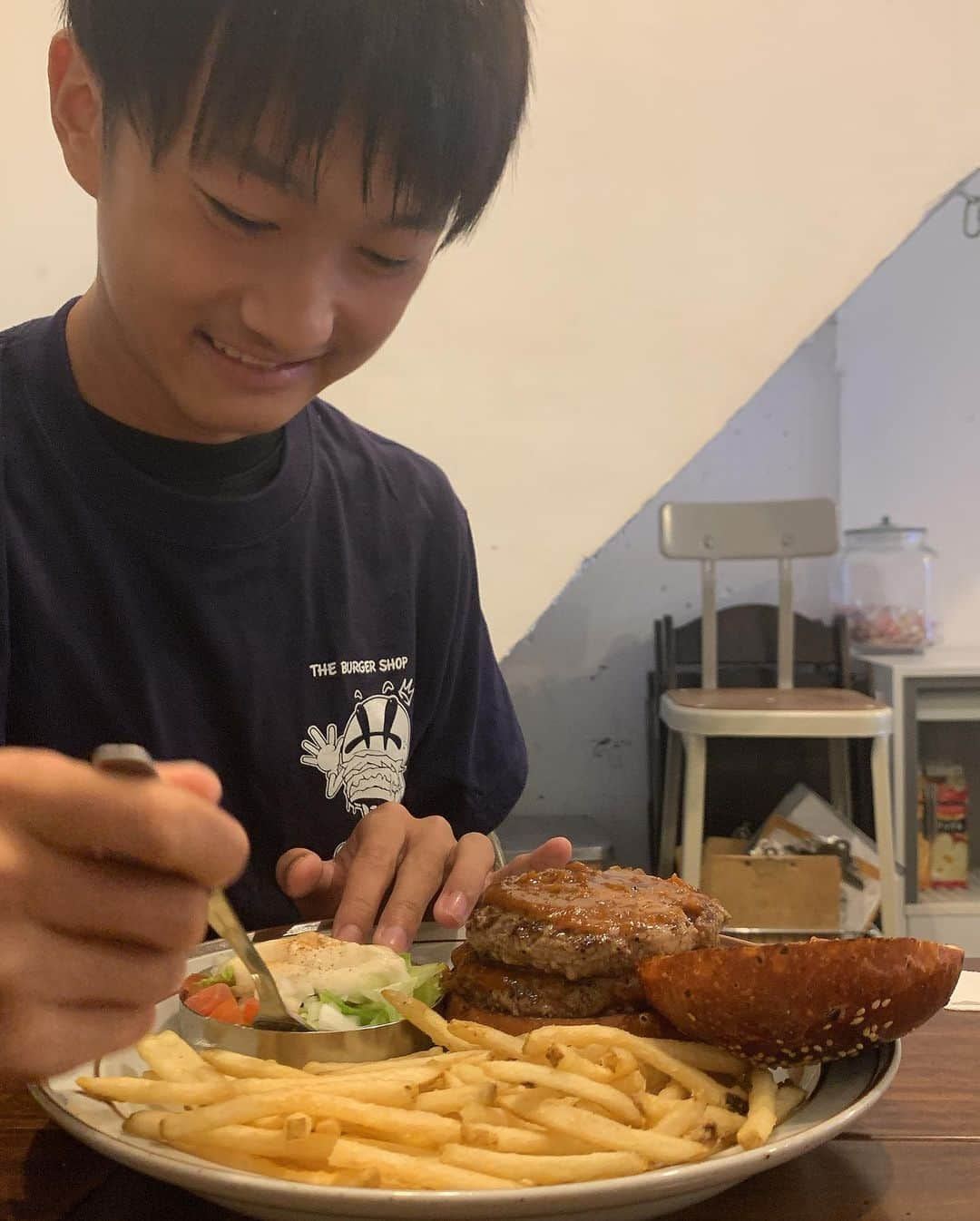 細田阿也さんのインスタグラム写真 - (細田阿也Instagram)「@theburgershopikejiri   息子 あまりの美味しさに #ハンバーガー #🍔  おかわりしました🤪  #レモンバタークレープ も 爽やかな甘みでもっちり生地がたまらない♡ #美味　でございます♡  #トランプ大統領　@realdonaldtrump 来日された際に #ザバーガーショップ  #ステーキバーガー　召し上がられたとか🥩  #池尻大橋 #池尻大橋グルメ   #Tシャツ 感謝👏 #松森　#細田阿也　特典ご活用あれあれ🍟」9月12日 15時16分 - hosodaaya