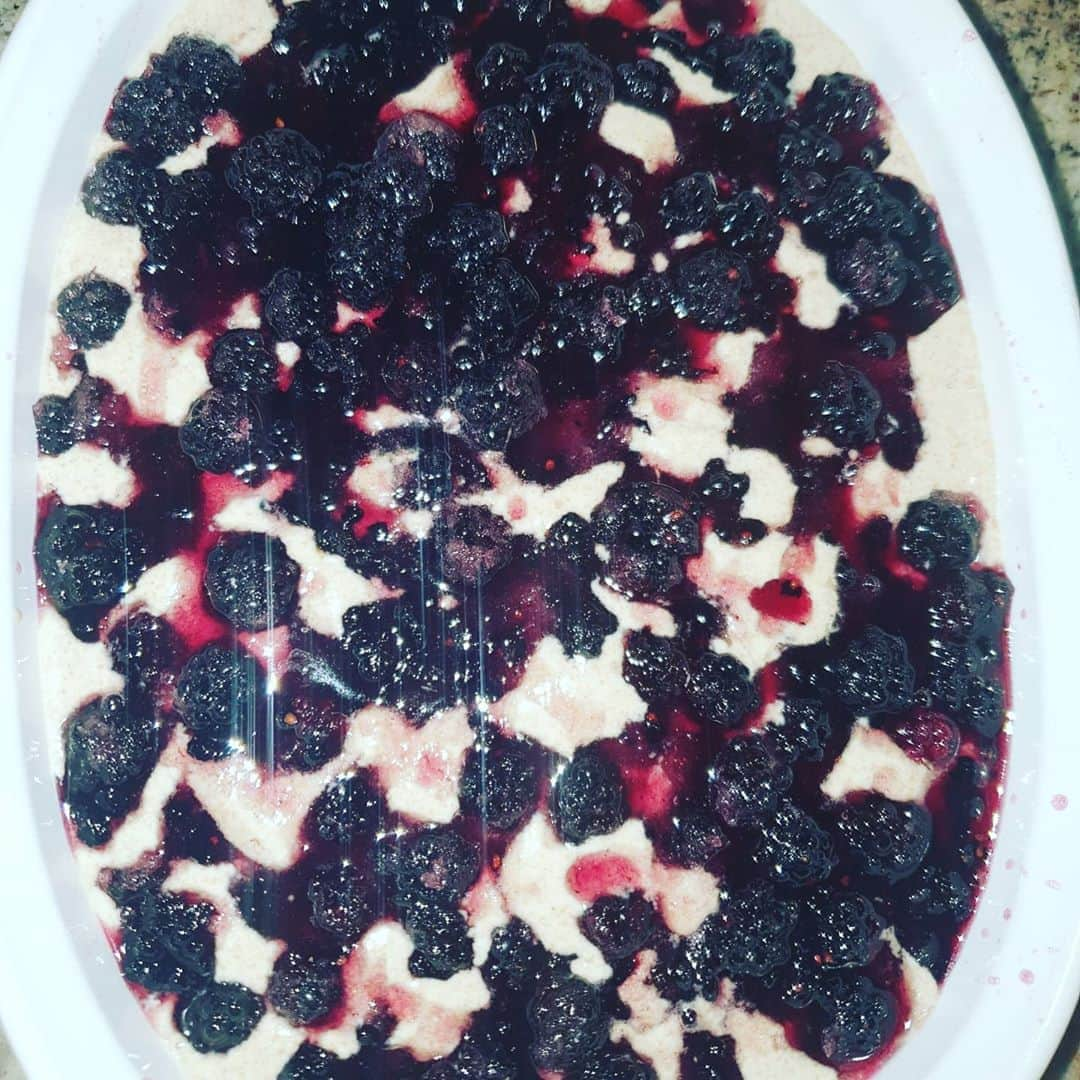 ミーシャ・テイトさんのインスタグラム写真 - (ミーシャ・テイトInstagram)「One of my fondest childhood memories is picking late summer blackberries in my backyard year after year. 🇺🇲 I'd be covered purple berry juice and have scratches head to toe from trying to reach that one clump that was always just a little too far into the sticker bushes! 🇺🇲 I would eat blackberries until my little heart was content and my teeth were stained purple. 🇺🇲 Today was that day all over again 🇺🇲 Damn it feels good to be home! I'm celebrating with Homemade Blackberry Cobbler 😘 🇺🇲 #Blackberries #Childhoodmemories #Happiness #blackberrycobbler #dessert #delicious #smile #theresnoplacelikehome #Tacoma #Washington #tacomawa #home #usa」9月12日 15時14分 - mieshatate