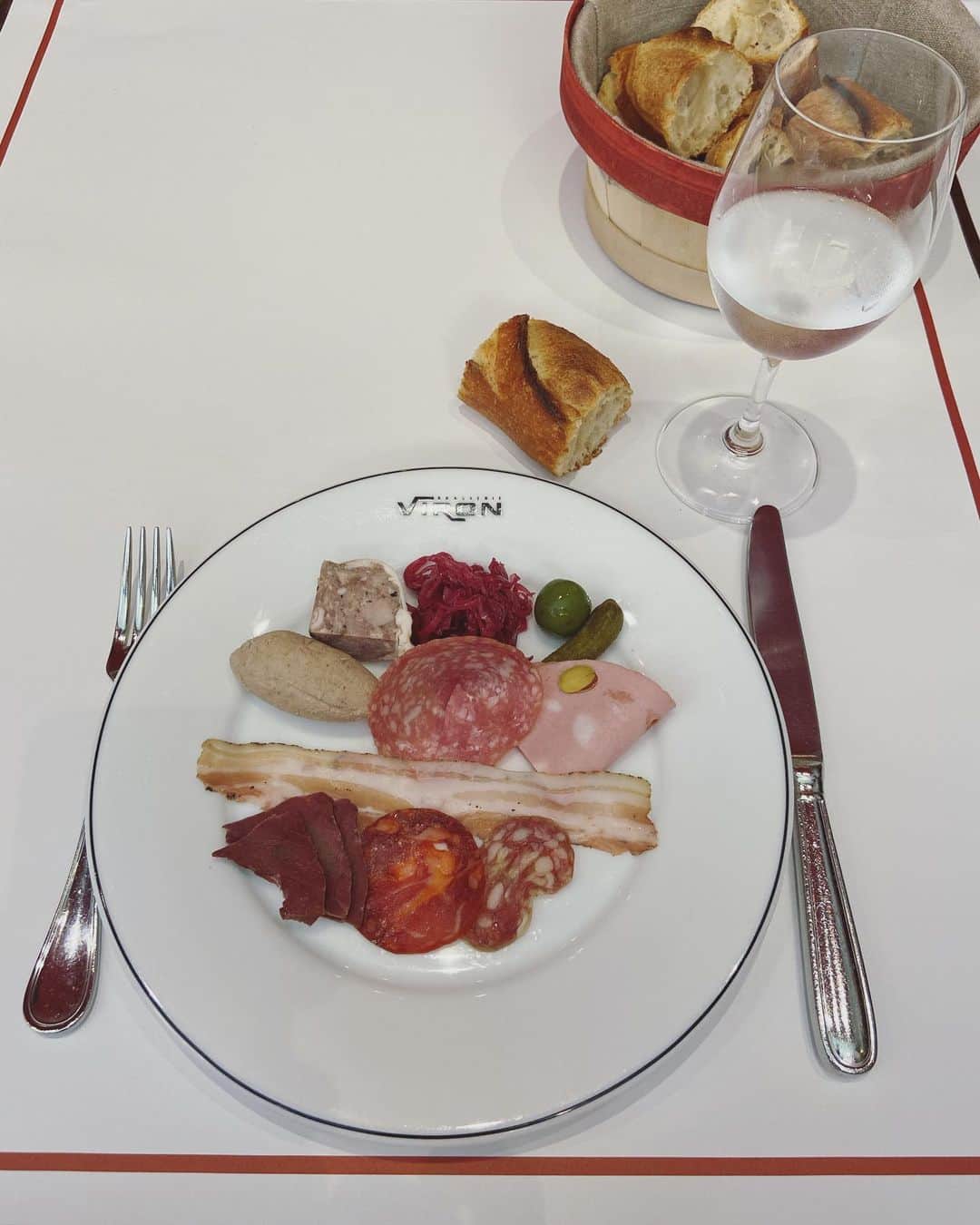 渡辺有子のインスタグラム：「Bonjour！  Parisに行けないから気分だけでも。」