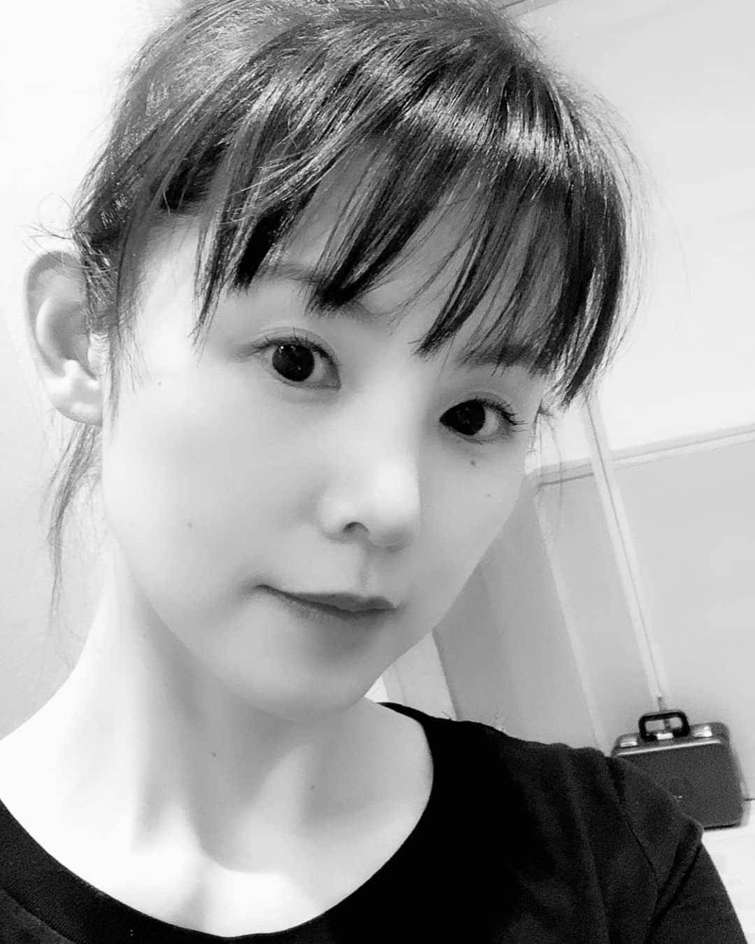 小西真奈美さんのインスタグラム写真 - (小西真奈美Instagram)「今日はちょっと涼しいかな。 でも念のために 人がいない所ではマスクを外して 熱中症対策。 部屋も体も 換気、大事😌」9月12日 15時19分 - manami.official