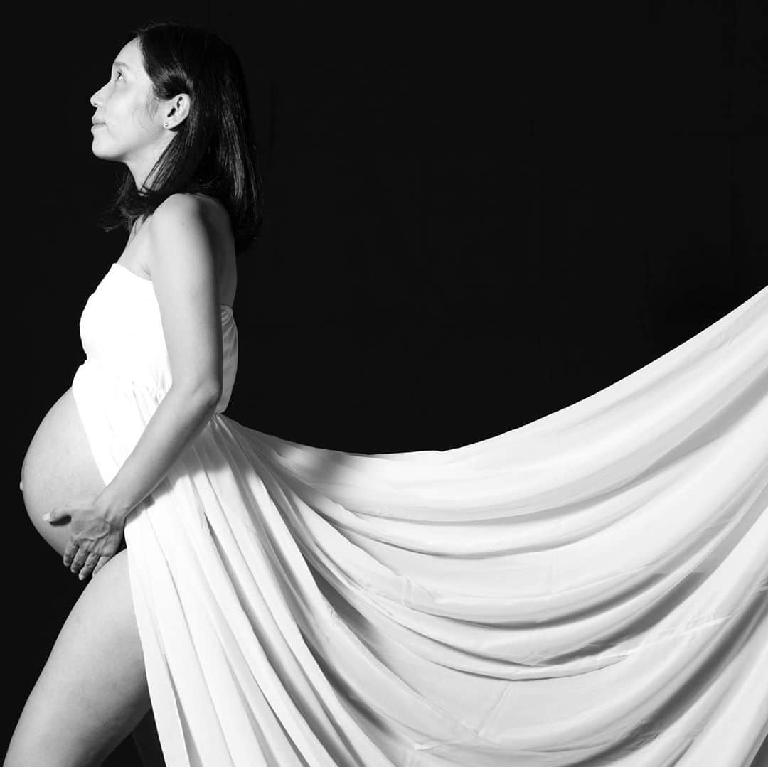 大塚良子さんのインスタグラム写真 - (大塚良子Instagram)「Maternity photo shoot. @ryoko_hanne  #mywork #maternityphotography #nyc  自宅をスタジオにして撮影したマタニティフォトの一部  長い様であっという間のマタニティライフ、 自分にもこんな時があったのかと懐かしく感じながら撮影しました。神秘的で柔らかい空気、とても美しかった。　こんな瞬間を撮影できるって幸せです。  💠Studio  Hanne💠 お問い合わせはこちらへ ryokokonami@gmail.com  ドレスやインナーもご用意してます。  #maternityshoot #maternityphotoshoot  #newyork  #マタニティフォト #マンハッタン #自宅スタジオ　#ニューヨーク」9月12日 15時19分 - ryokokonami