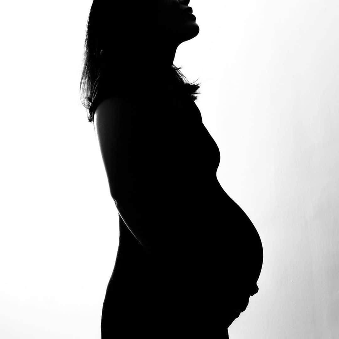 大塚良子のインスタグラム：「Maternity photo shoot. @ryoko_hanne  #mywork #maternityphotography #nyc  自宅をスタジオにして撮影したマタニティフォトの一部  長い様であっという間のマタニティライフ、 自分にもこんな時があったのかと懐かしく感じながら撮影しました。神秘的で柔らかい空気、とても美しかった。　こんな瞬間を撮影できるって幸せです。  💠Studio  Hanne💠 お問い合わせはこちらへ ryokokonami@gmail.com  ドレスやインナーもご用意してます。  #maternityshoot #maternityphotoshoot  #newyork  #マタニティフォト #マンハッタン #自宅スタジオ　#ニューヨーク」