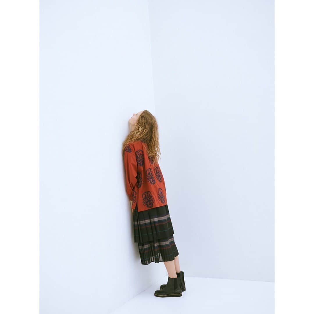 ネ・ネットのインスタグラム：「FLOWER BIRD EMBROIDERY﻿ ﻿ 2020 Autumn/Winter Collectionのテーマ「Journey to WILD」をイメージして、鳥、花、マスクをかぶったヒト、ベルなどのモチーフをコラージュし、 適度な透け感のあるローン生地に大胆に刺繍を施しました。﻿ ﻿ 前ヨークと袖を無地で切り替えることで総柄刺繍をより引き立て、1枚でレイヤードしているようにも見える主役アイテムに。 前後身頃にギャザーを入れて、ゆったりと女性らしいシルエットですが、 スタンドカラーに、小さく並んだたくさんのボタン、スクエアカットのサイドスリットなどのディテールが全体をすっきり見せています。﻿ ﻿ ----------------------﻿ ﻿ 9月9日(水)-9月13日(日)まで、A-net membership POINTが10倍となるキャンペーンを実施中です。﻿ ﻿  <予約アイテム10%OFF＋アウター10倍ポイント>﻿ ネ・ネットより日頃の感謝の気持ちをこめて、﻿ネ・ネットのアイテムをご予約頂いた方はお会計時に10%OFF。また、10月1日（木）10:00までに9月-11月お届けのアウターをご予約頂いた方にはA-net membership POINTを通常1%とのところ、10倍の10%ポイントを差し上げます。ぜひこの機会にご利用ください。﻿ ﻿ ※全国のネ・ネット直営SHOP / official online store HUMOR限定の企画です。﻿ ※詳しくはofficial online store HUMORをご覧くださいませ。﻿ ﻿ ----------------------﻿ ﻿ #ネネット #nenet #新作 #new #autumn #winter #2020 #collection #stampcard #pointup #fashion #tokyo #japan #flower #bird」