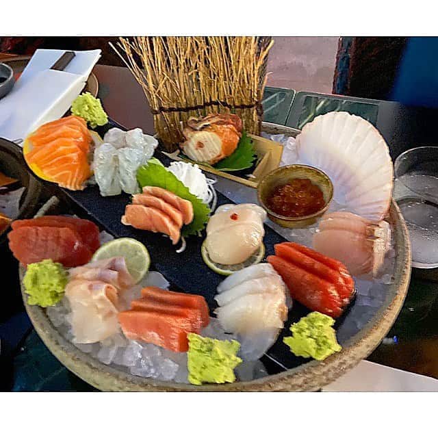 七瀬遥のインスタグラム：「ドバイには、何でもあります😋 こんなに美味しい日本食が食べられるなんて感動💖お魚も新鮮で、美味しい〜✨✨ そして、目の前ではファウンテンショーが見られて最高のロケーションです🥺💖 あれ？ここは、ドバイだよね？？と、時々我にかえるというか、変な感覚になる時があります😅 何で、こんなにも馴染むんだろう🤔本当に不思議😌そのくらい、ドバイは日本人に馴染める国🇦🇪親近感の持てる国なんですよ😄💕   #ドバイ#美味しい#日本食#新鮮#お刺身#お寿司#素麺#揚げ出し豆腐#delicious#happy#delicious#happiness#Dubai#good#smile#japan」