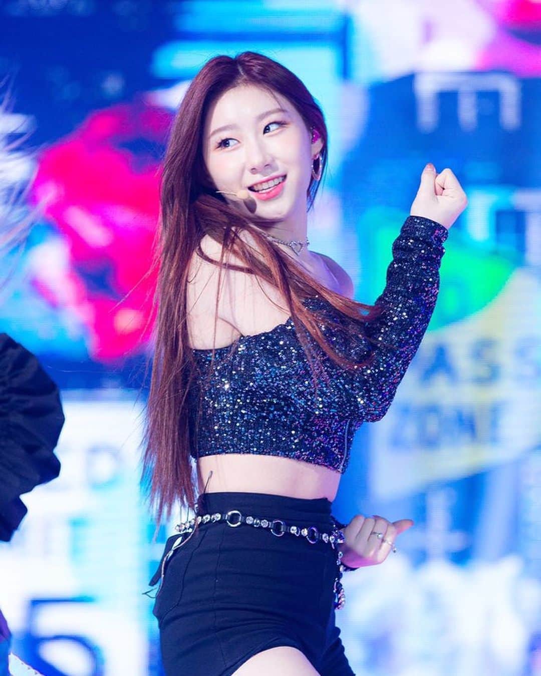 チェリョンのインスタグラム：「she's so stunning🖤✨ #있지 #ITZY #채령 #CHAERYEONG #MIDZY⁣⠀」