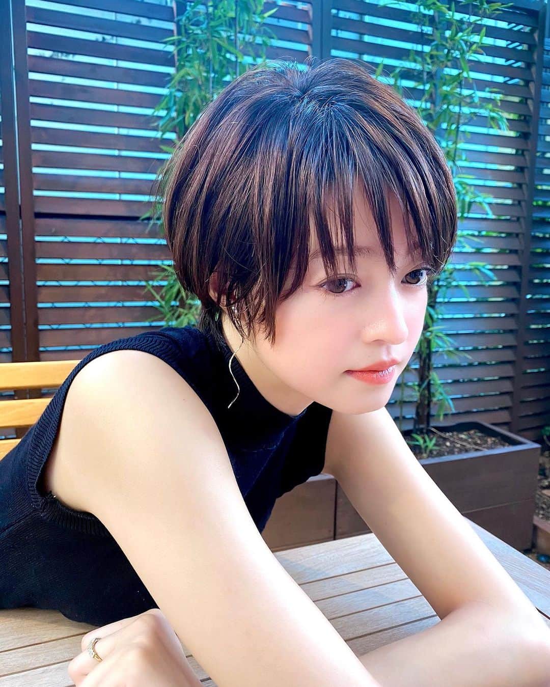 小林涼子さんのインスタグラム写真 - (小林涼子Instagram)「. 昨日、YouTube「リョウコって？」 沢山の方が見てくださって とっても嬉しいです。 そして、温かいコメント沢山頂き、ありがとうございます。 「重大な発表」と、ドキドキさせてしまって、すみません😣 新しいお仕事の為に…！とワクワクする反面、 ずっとバレエやお仕事をしていたので ここまで髪を切ったことはなく… もしかして、似合わないかも… と、とても勇気のいるコトでした。 新しいヘアスタイルの私も よろしくお願いします 😚 #ショートカット #ショートヘア #髪を切る #ニューヘアー #newhair #hairstyle #shorthair #단발머리 #짧은머리 #숏컷」9月12日 15時43分 - ryoko_kobayashi_ryoko