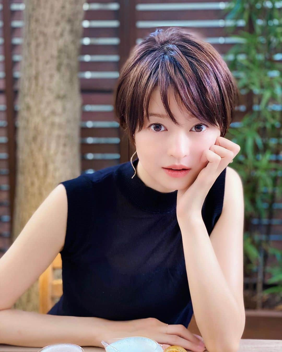 小林涼子さんのインスタグラム写真 - (小林涼子Instagram)「. 昨日、YouTube「リョウコって？」 沢山の方が見てくださって とっても嬉しいです。 そして、温かいコメント沢山頂き、ありがとうございます。 「重大な発表」と、ドキドキさせてしまって、すみません😣 新しいお仕事の為に…！とワクワクする反面、 ずっとバレエやお仕事をしていたので ここまで髪を切ったことはなく… もしかして、似合わないかも… と、とても勇気のいるコトでした。 新しいヘアスタイルの私も よろしくお願いします 😚 #ショートカット #ショートヘア #髪を切る #ニューヘアー #newhair #hairstyle #shorthair #단발머리 #짧은머리 #숏컷」9月12日 15時43分 - ryoko_kobayashi_ryoko