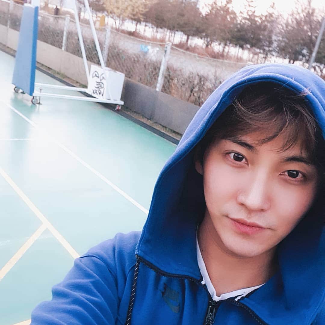 ソン・スンヒョンのインスタグラム：「코로나 없었을때🤣🤣 확진자가 줄기를 바라며...확진이 되신분들은 얼른 무사히 나으시기를 바라며..부디 평화롭고 싶다..🤔」