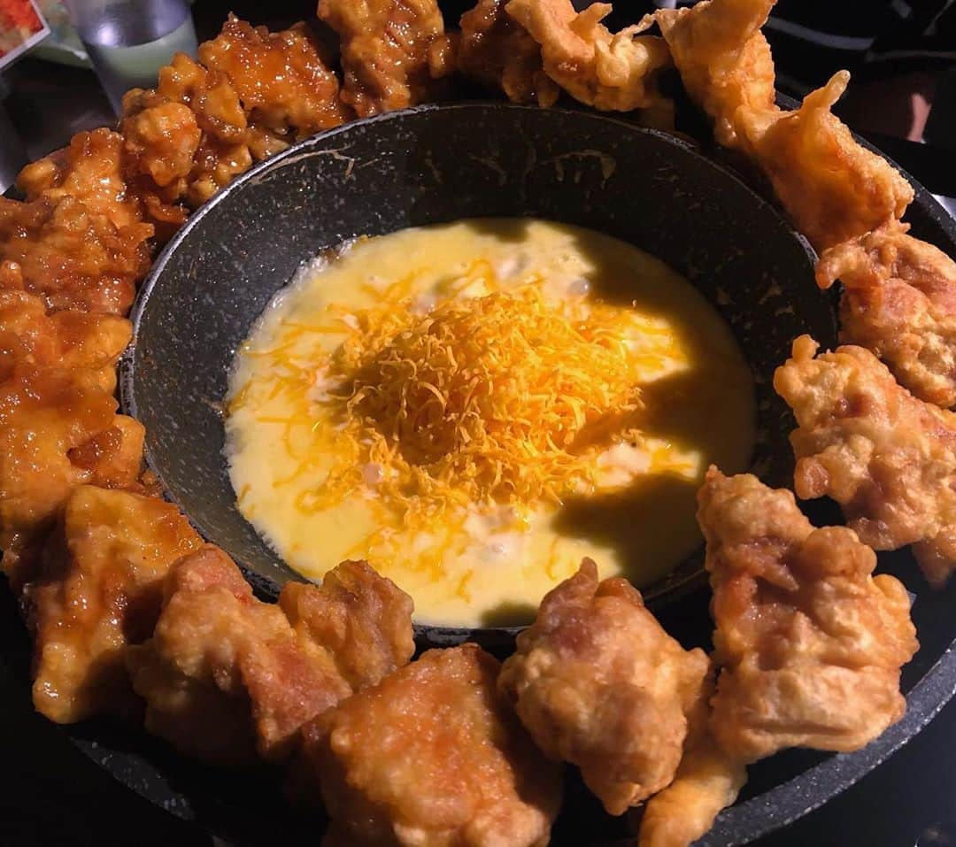 山田泰三のインスタグラム：「新宿に用事があって帰りに新大久保へ。 UFOチキン食べました🐔🧀 #新大久保 #UFOチキン #UFOチキンチーズフォンデュ #チーズ溶かしたらだいたい美味い #韓流 #東方神起で止まってる😂 #5人のサイン入りCD持ってるよ #タイジョーさんへって書いてるよ😂 #子育て」