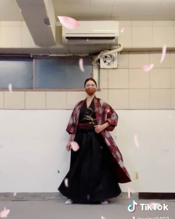 のインスタグラム：「久しぶりにウォーキングをしてみた😂w✨ . . たまにやらないと出来なくなっちゃう😂💦 軽いウォーキングだけど、 お寺で和服ファッションショーとか やってみたい🌸✨ . . いつかそういう機会があればいいなぁ〜✨ . . #bugaku #SamuraiArt  #サムライ #samurai #art #budo #武道 ｘ #伝統芸能 の #サムライアート  #samuraiarmor #experience #japan #tokyo #kimono #misskyoto  #japaneseculture #beauty #budo #武楽 #武楽座 #日本文化 #伝統文化 #能 #着物  #武の美 #日本 #日本の美 #二刀 #扇 #」