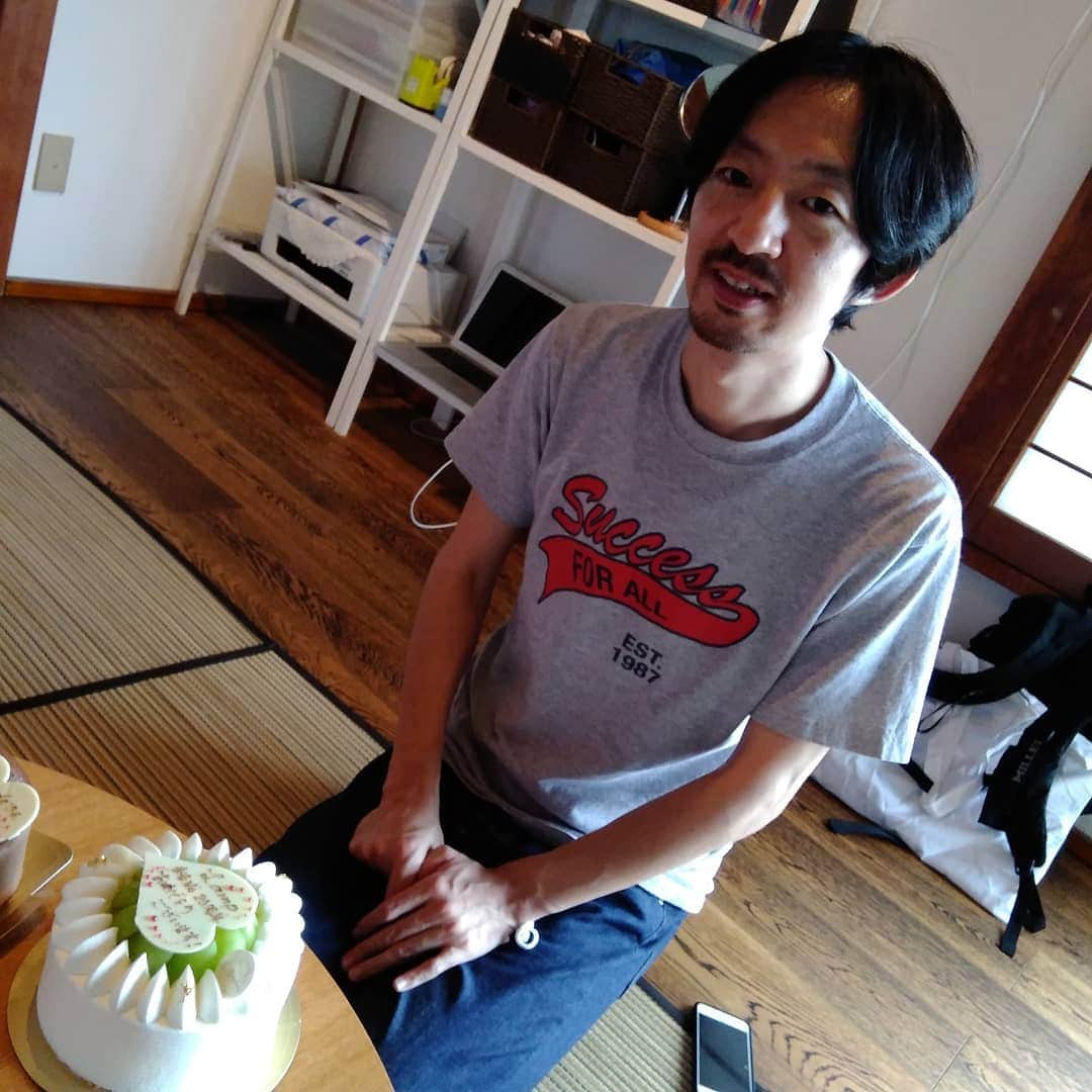 Kaedeさんのインスタグラム写真 - (KaedeInstagram)「角谷さんがサプライズでケーキを用意してくださっていました…Lampさんの20周年のお祝いと、私のリリースと誕生日のお祝いをしてくれました。はぁ角谷さん…😊✨」9月12日 15時47分 - kaede_ngc
