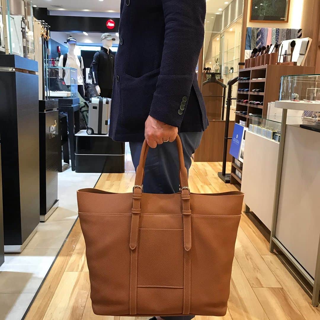 Omotecho Style Storeさんのインスタグラム写真 - (Omotecho Style StoreInstagram)「piccino フェア開催中 9.12（土）〜9.27（日）  ピッチーノ　エグゼクティブ・ビジネスシリーズ 最高級のカーフシュリンクレザーを使用しています。  WE70H 40×34×19cm 税込¥253,000   #ピッチーノ#piccino#カーフシュリンクレザー#ドイツ生まれのカーフレザー#ペリンガー社#itoya#伊東屋」9月12日 15時59分 - omotechostylestore