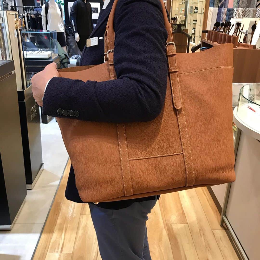 Omotecho Style Storeさんのインスタグラム写真 - (Omotecho Style StoreInstagram)「piccino フェア開催中 9.12（土）〜9.27（日）  ピッチーノ　エグゼクティブ・ビジネスシリーズ 最高級のカーフシュリンクレザーを使用しています。  WE70H 40×34×19cm 税込¥253,000   #ピッチーノ#piccino#カーフシュリンクレザー#ドイツ生まれのカーフレザー#ペリンガー社#itoya#伊東屋」9月12日 15時59分 - omotechostylestore