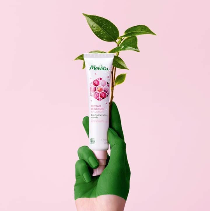 Melvita Officialのインスタグラム：「C’est la rentrée, c’est décidé… je passe ma peau au VERT ! 🌿  Un premier pas vers une consommation plus responsable qui peut commencer dès la salle de bain 🛁 : Faire du bien à sa peau et à la planète tout en gardant les mêmes exigences c’est possible ! 🌸  Et vous, prêts à passer votre peau au vert ? 🌱🛁  #melvita #gogreen #mapeauauvert #rose #hydratationintense #cosmetiquebio #cosmetiquenaturelle #cleanbeauty  #madeinfrance #madeinfrancewithlove #madeinfrance」