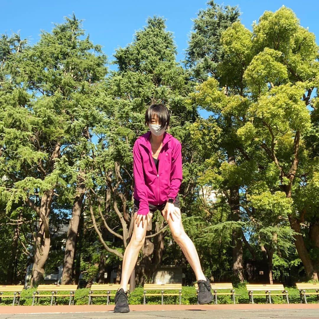 畑亜貴さんのインスタグラム写真 - (畑亜貴Instagram)「公園でストレッチは出来ても、筋トレ器具を使う勇気が出なかった少筋脆弱者…この怯みを言語化したい。 #アキハタ勢いある写真修行」9月12日 15時53分 - akihata.jp
