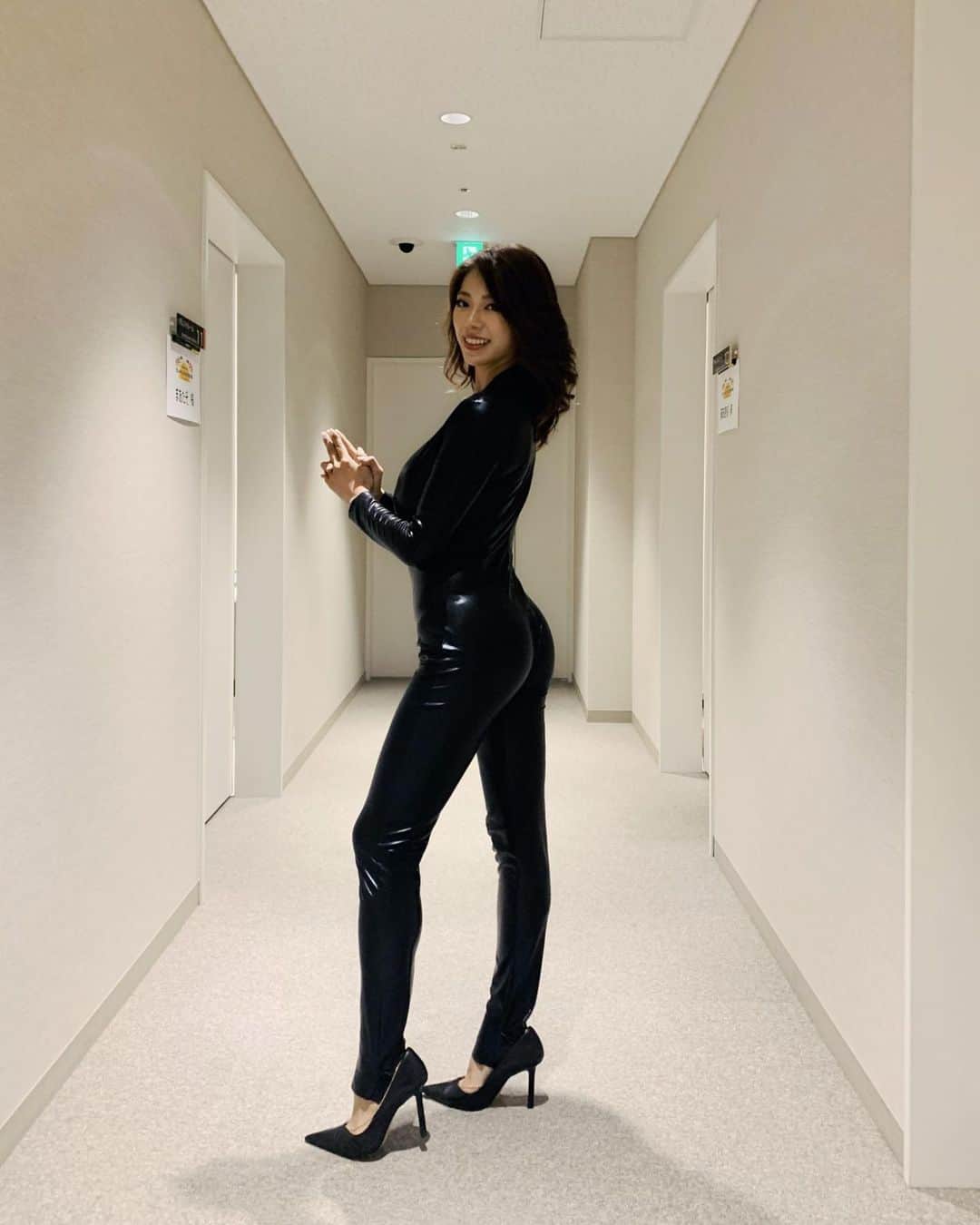 わちみなみのインスタグラム：「🌻テレビ東京﻿ 🌻新shock感﻿ 本日朝11時3分〜﻿ 先週のナナナマリーナフェスのダイジェスト﻿ 放送でしたっ😭﻿ ﻿ 告知遅れてすみません😢﻿ ﻿ あの女泥棒さまにならせていただきました。﻿ とてもとても嬉しかったです💛🌟💛🌟﻿股に穴が空いちゃったのもスタッフの方に塞いでいただきました。。😥😥感謝です😭 ﻿ バイク乗りたい🏍﻿ ﻿ #わかるかな？﻿ #スパイ　#バイク女子　笑﻿」