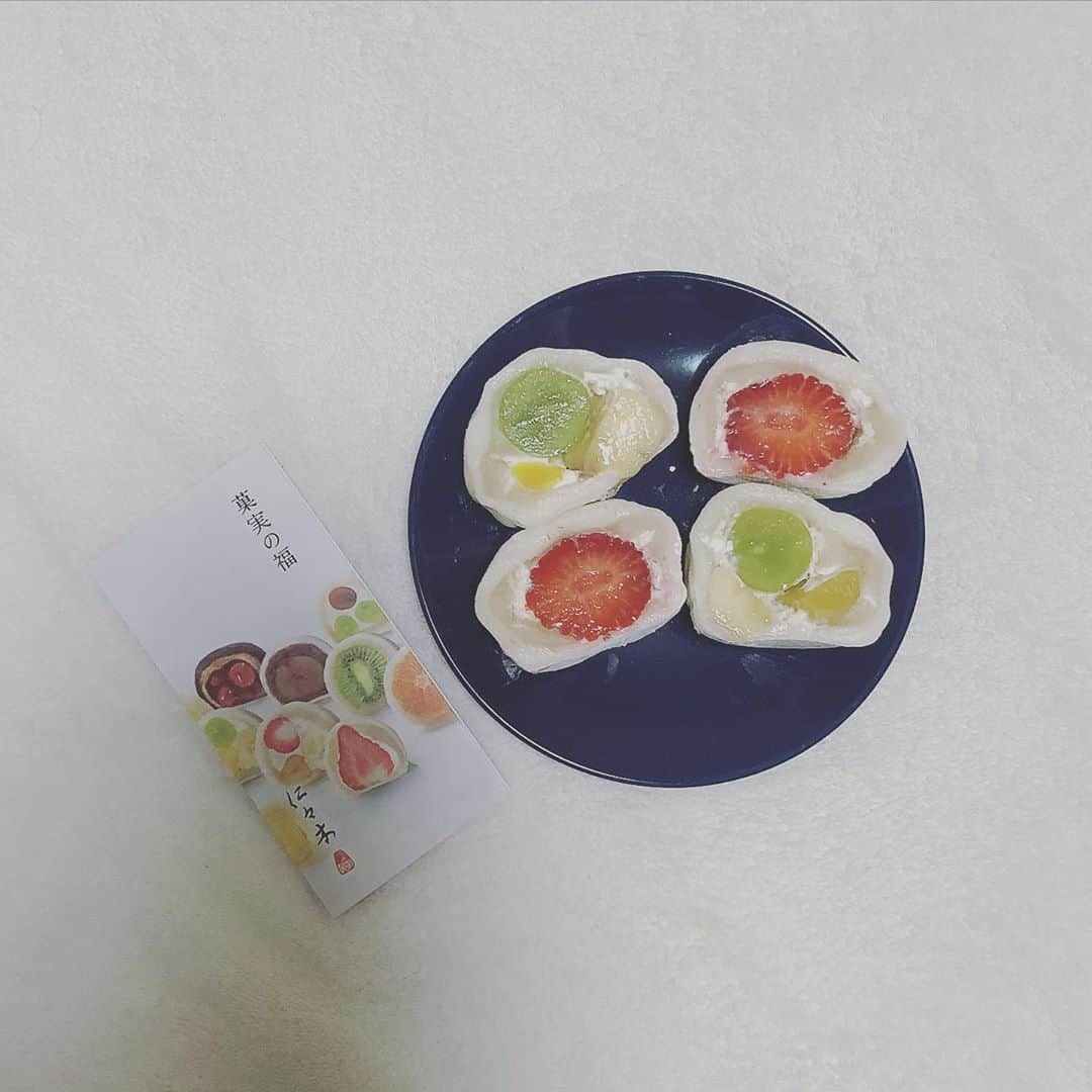 明星あゆみさんのインスタグラム写真 - (明星あゆみInstagram)「🍓🍇🍌🌰 . 仁々木　菓実の福 . マスカット バナナ  栗のはいった大福が たまらなく美味しかった 萌え断もしっかり させて頂きました◎ お土産に喜ばれそうな大福 . . . #フルーツだいふく #大福 #仁々木 #仁々木のフルーツ大福  #ninigi #フルーツ大福 #いちご大福」9月12日 15時55分 - ayumi_myojo