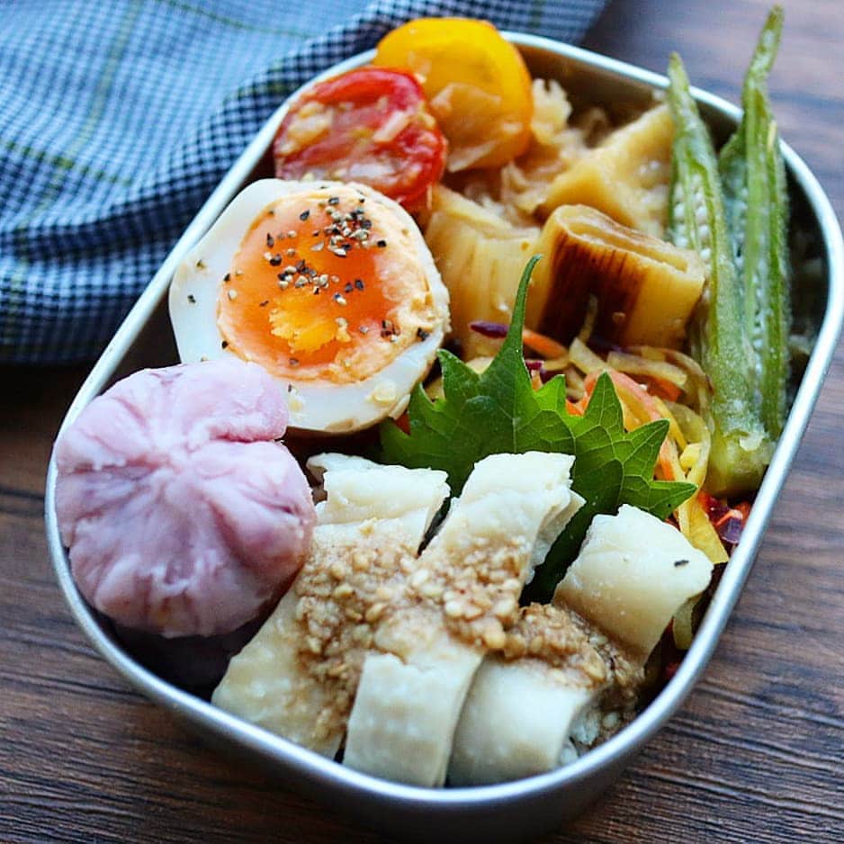 yukirichi119のインスタグラム：「2020/09/12(土) #2020ゆきりち弁当 ＊ おこんにちはーーー🖐 お昼頃、久しぶりの地震にびっくり。 ゆきりち。地方、今日は秋めいてます。 このまま涼しくなりますように🙏 もう暑いのヤダー😫 ＊ 今週ずっとお弁当載っけそびれてた💧 インスタもブログもおサボり状態。 そんな時もある、うん、あるよ(笑) 作り置きつめこんだ 先日のゆるっと糖質オフのオット弁当🍱 お弁当箱⇒360㎖ ✼••┈┈┈┈••✼••┈┈┈┈••✼ ●ゆで鶏 ●高野豆腐とオクラの揚げおろし煮 ●3色にんじんのナムル ●長ネギのマスタードピクルス ●おかか味玉 ●ミニトマトのピリ辛炒め ●ノーザンルビーのクリチーサラダ ✼••┈┈┈┈••✼••┈┈┈┈••✼ 😀⬇ゆきりち。著書📕 ①冊目、お弁当ダイエットのレシピ本 ②冊目、サラダとお肉のダイエットレシピ本 どちらもプロフ( @yukirichi119 )のリンクから Amazonに飛べます📖 --------------------------------------------------- #野菜たっぷり #新鮮野菜 #ゆる糖質制限 #作り置き #常備菜 #ゆきりち #工房アイザワ #昼食 #diet #お弁当 #弁当 #健康 #食べて痩せる #bento #旦那弁当 #lunchbox #昼ごはん #Japanesefood #ピクルス #サボり #手抜き弁当 #痩せる #ダイエット #ズボラ #夫弁当 #発酵食品 #炭水化物抜き #秋ですね #ゆる糖質オフ」