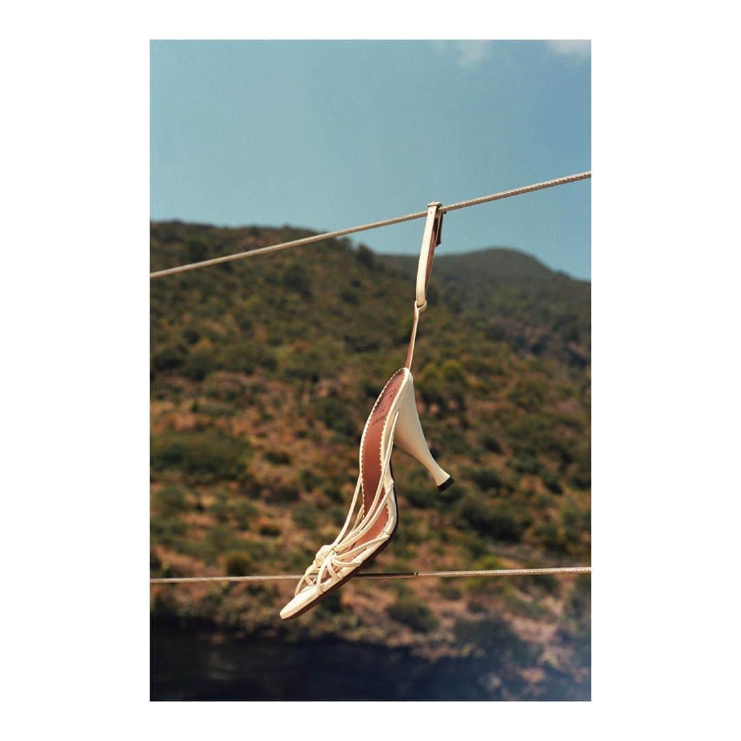 ロートルショーズさんのインスタグラム写真 - (ロートルショーズInstagram)「Neverending Summer. Sailing through the Eolian Islands, Italy - 2020  An analog photography project by Emma Scarafiotti ( @emma_nica ) #LautreChose」9月12日 16時09分 - lautrechose