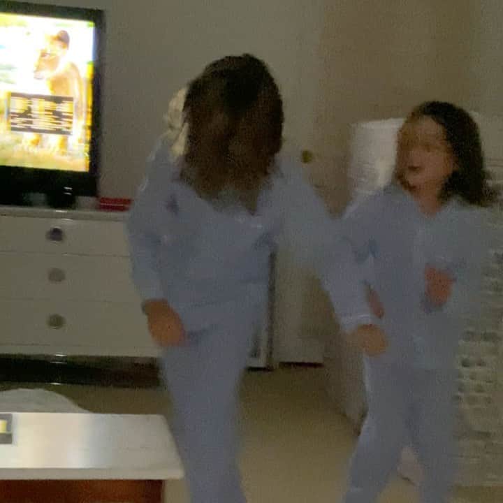 レイチェル・ゾーのインスタグラム：「This is my 11:35 PM ...anyone else? 🙏🏻 @willsmith #boymom  #dancelikenobodyswatching #tgif XoRZ」