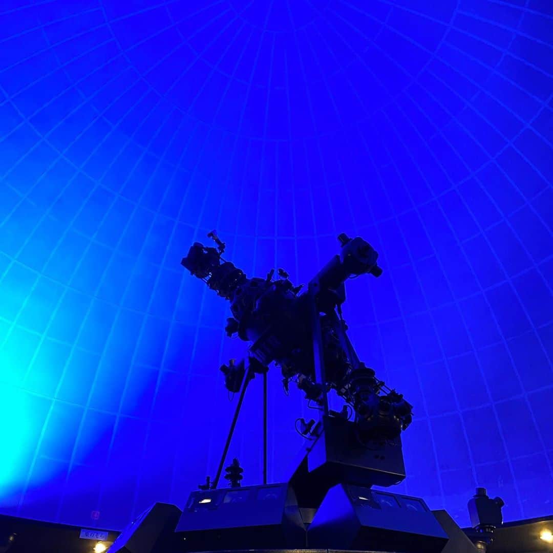 武藤乃子のインスタグラム：「🌌 数年ぶりに、地元のプラネタリウムに。 投影日が決まっているのでなかなか足を運べませんが、今回行けるじゃん🤩と気付き、数日前から楽しみにしていました。 二男を抱っこしながら🤣、秋の星空を眺めてきたよ。笑  早めに着いたら、室内を暗くして写真を撮らせてくれました😊  #プラネタリウム #桐生  #桐生市 #群馬 #群馬県」