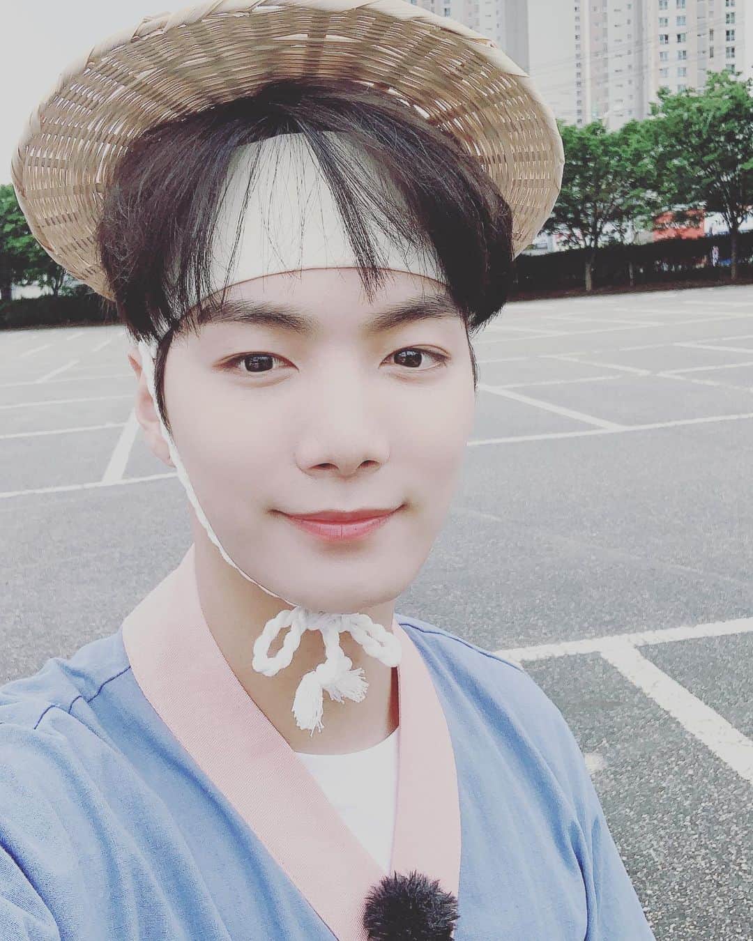 JR のインスタグラム：「오늘도 위 플레이!!! NQQ 저녁 7시 45분!! 본방사수!!!예이!!」