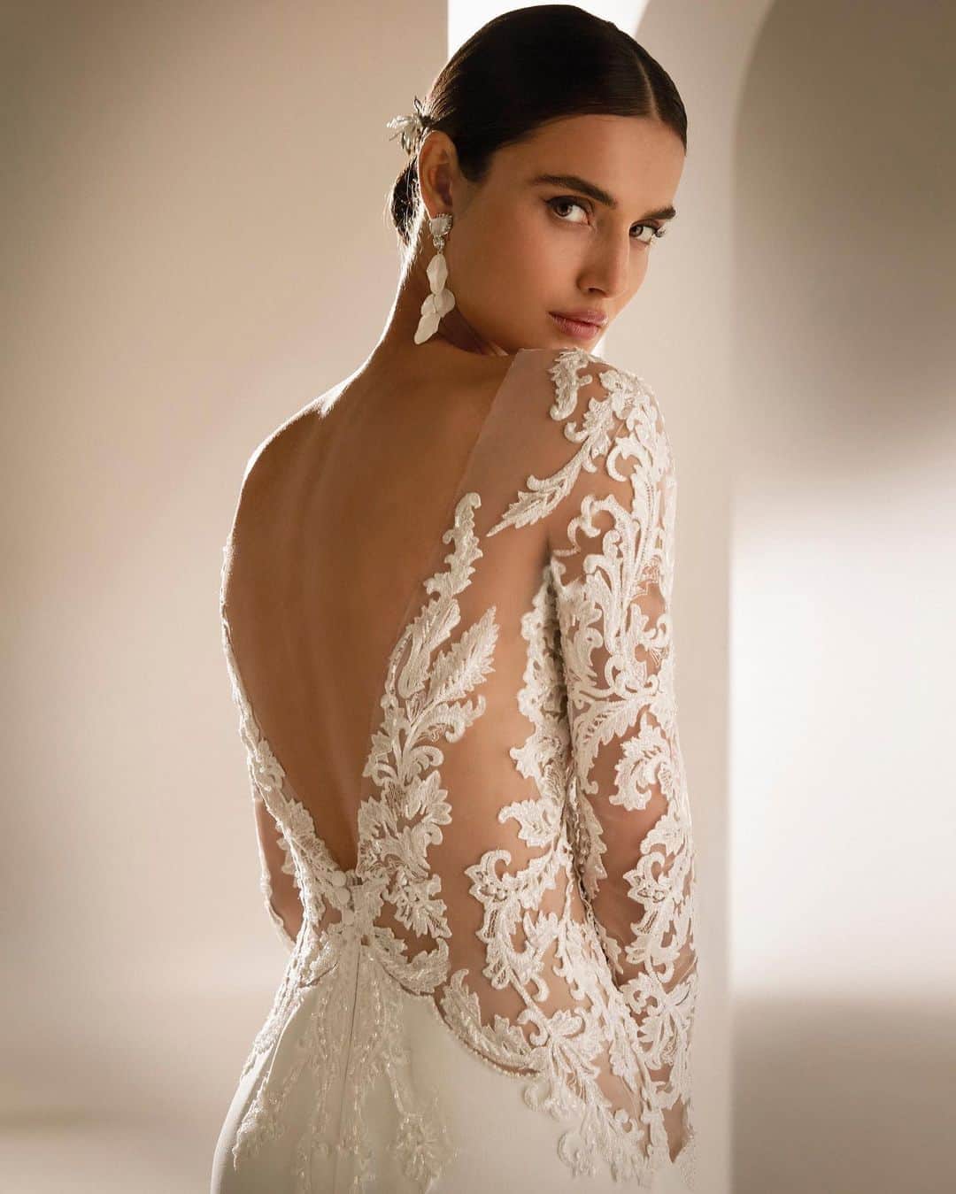 Pronoviasさんのインスタグラム写真 - (PronoviasInstagram)「Swirling embroidery and a deep V back anchored by row buttons. Meet Suzanne from the New #PronoviasPremiere Atelier Collection and book your appointment at your nearest Pronovias on the link in bio. #Pronovias」9月12日 16時11分 - pronovias