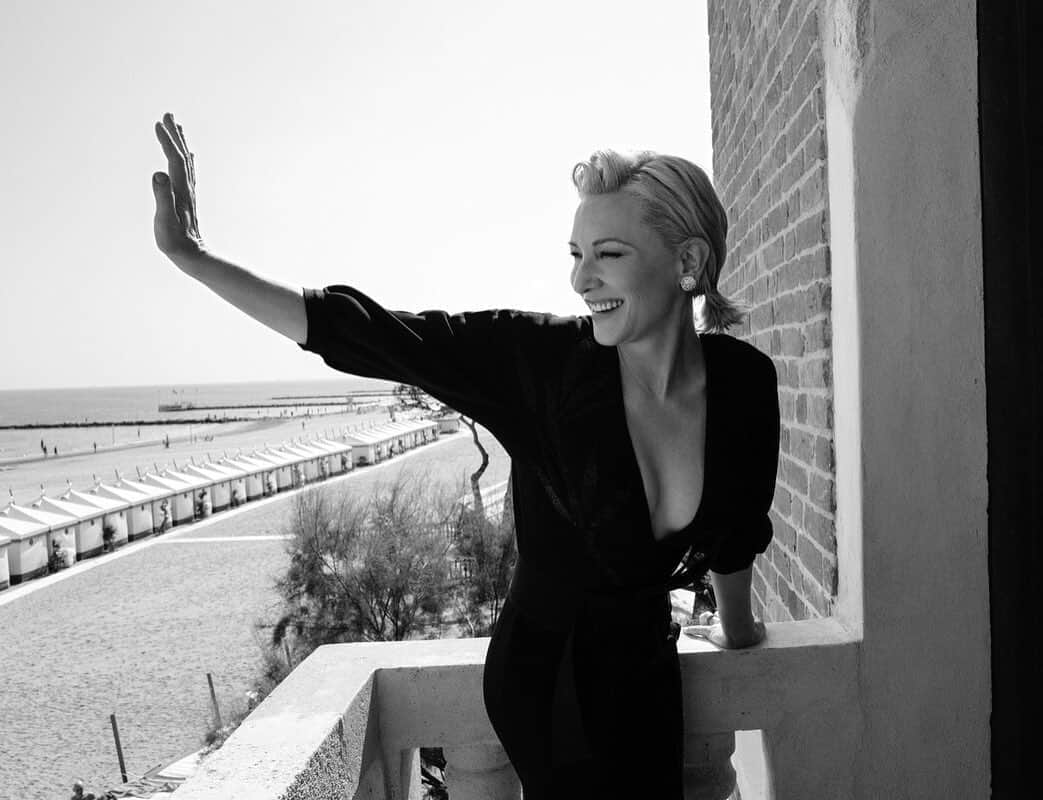 Armani Beautyさんのインスタグラム写真 - (Armani BeautyInstagram)「Behind the scenes at the Venice Film Festival with @gregwilliamsphotography  Spontaneous moments in Venice with cinema icon and Giorgio Armani Global Beauty Ambassador, Cate Blanchett.   #Armanibeauty #ArmanibeautyStars #CateBlanchett #BiennaleCinema2020 #Venezia77 #makeup」9月12日 16時20分 - armanibeauty