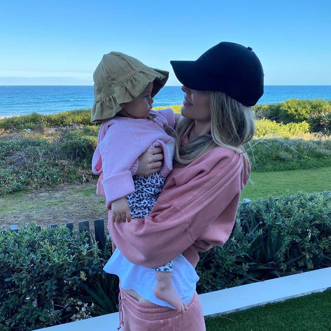 ジェニファー・ホーキンスのインスタグラム：「Little Frankie girl. 🥰 Sand eating & repeat! #heartexposion」