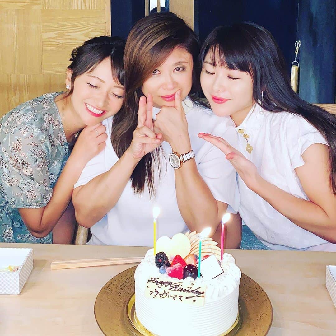 鎌田ひかりさんのインスタグラム写真 - (鎌田ひかりInstagram)「愛しのすみれたんのママ　ゆかさん💓 happy birthday🎂 2人とも大好き💕💕 お祝いできて嬉しかった🥂 ケーキに驚くママ可愛すぎた😂😂 風吹ジュンさんに似てる🙄✨ @sumire0208  #野田すみれ #ゴルフ #白金台女子ゴルフ部  #ママの教育💮 #親子愛　#もはや姉妹」9月12日 16時34分 - kamata.hikari