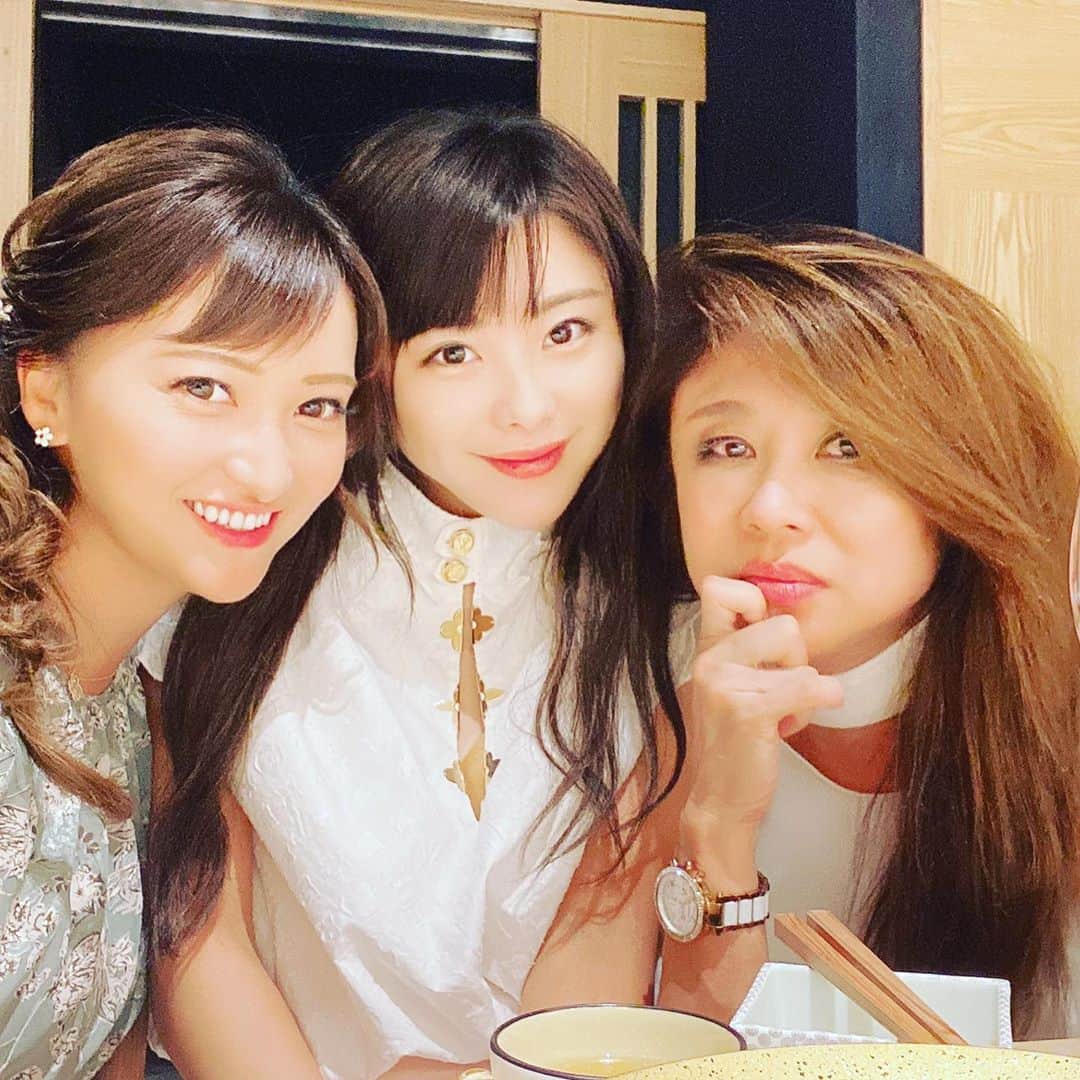 鎌田ひかりさんのインスタグラム写真 - (鎌田ひかりInstagram)「愛しのすみれたんのママ　ゆかさん💓 happy birthday🎂 2人とも大好き💕💕 お祝いできて嬉しかった🥂 ケーキに驚くママ可愛すぎた😂😂 風吹ジュンさんに似てる🙄✨ @sumire0208  #野田すみれ #ゴルフ #白金台女子ゴルフ部  #ママの教育💮 #親子愛　#もはや姉妹」9月12日 16時34分 - kamata.hikari