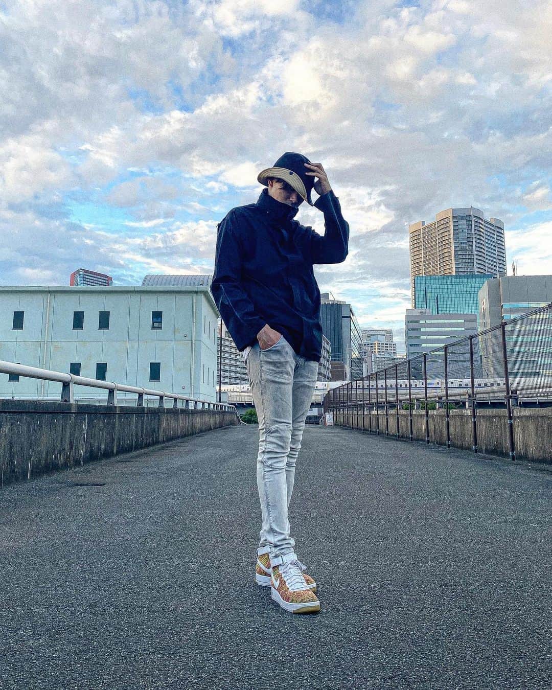 𝐑𝐄𝐀𝐓𝐌𝐎のインスタグラム：「@seaven.wear designed by Shing02 @shing02gram ◆ cap, hat and carry jacket: Seaven  📸 by @you.hiltyandbosch  MCであり、アクティビストやペインター、フィルムメイカーなど様々な分野で創造力を発揮する生粋のクリエイター・Shing02が、ついに自身のアパレルブランド「Seaven」をスタート。すでに僕もライヴ衣装に普段の装いにと重宝しています。 1枚目の写真のジャケットは、折り畳むと2枚目のようなショルダーバックになる仕様。そんなジャケット初めてだったので驚きでした🤩 Seaven、今後ますます要チェックです！ #seaven #carryjacket #cap #hat #shing02 #apparel #hiltyandbosch」