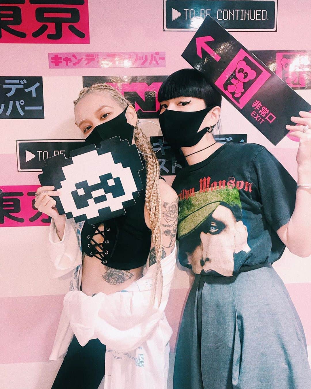 板橋よしえのインスタグラム：「. 大好き梢ちゃんがナカオちゃんを連れて展示会に来てくれた～♥ 梢ちゃんからいつも話を聞いていたナカオちゃん。 会えてうれしかった☺️ パンチのあるふたり👭🔥 見た目は強いけど中身はとっても優しい♥ #candystripper」