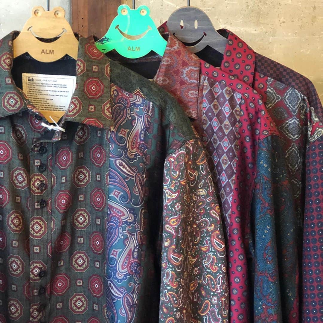 のインスタグラム：「@inkjapan  "CLASSY SHIRTS"  vintageスカーフを7枚使用し再構築 前立てのボタンが特徴的なink定番のシャツに落とし込みました  詳細はオンラインストアご覧ください  #inkjapan #___perk___」