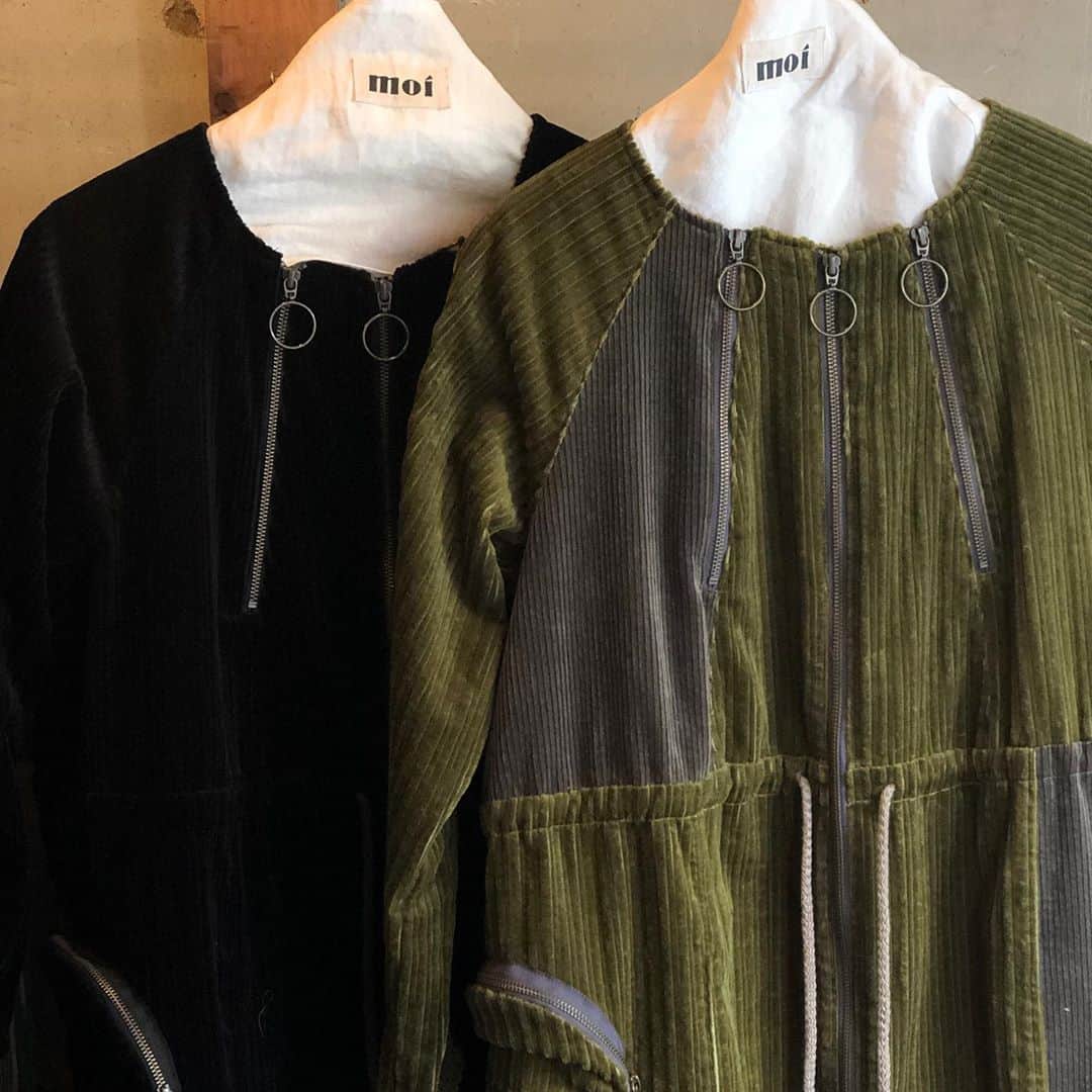 のインスタグラム：「. @moi___official  "SOLCO DRESS COAT"  畝りの異なるコーデュロイをアシンメトリーにパッチワーク フーディーを合わせたりコートとしての着用も可能  詳細はオンラインストアご覧ください  #moi___ #___perk___」