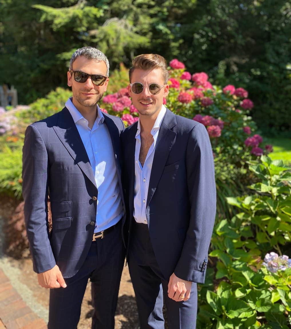 ルイス・フェネロのインスタグラム：「🌺💙🌺 #husbands #tofino #loveyou #hydrangea」