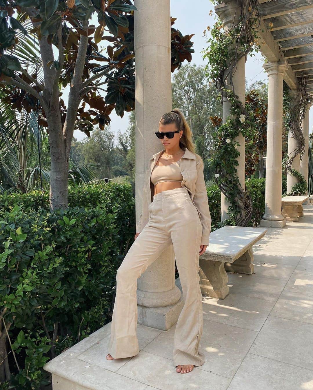 ソフィア・リッチーのインスタグラム：「beige baby 🤍 @prettylittlething #ad」