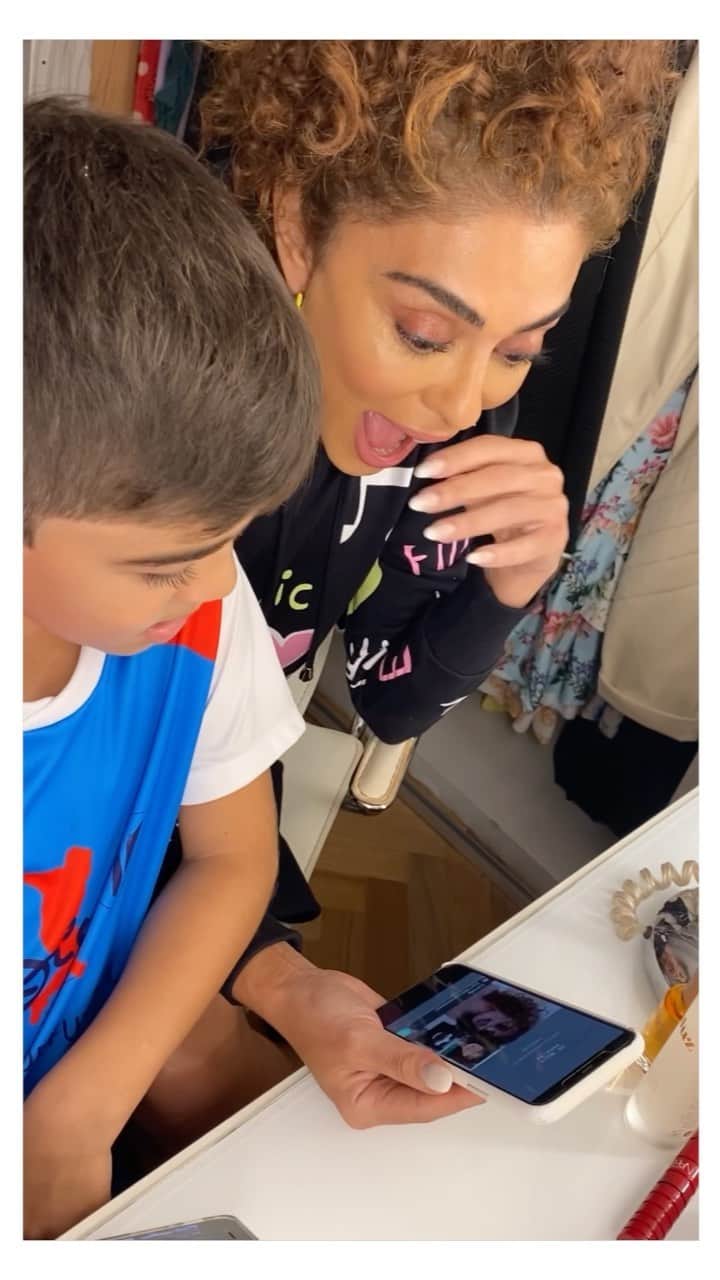 ジュリアナ・パエスのインスタグラム：「27 milhões de seguidores e meu fandom me fez uma homenagem  tão criativa! Tão linda! Cada um deles replicou uma pose de algum momento ou personagem meu!!! Tem chamego mais gostoso de se receber????? Eu sou virada pra lua mesmo!!!!! Mãe fica ON!!!!!!!!!!」