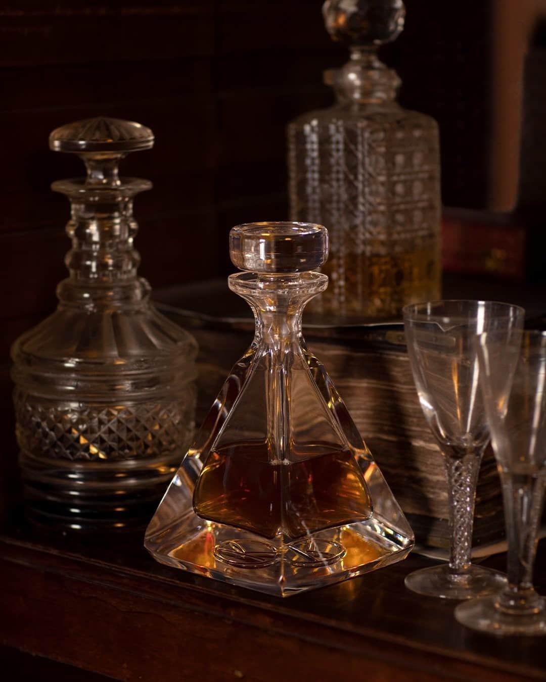 MR PORTERのインスタグラム：「What's a Kingsman's favourite tipple? 🥃  Lead-crystal glassware from @higgsandcrick as part of the new Kingsman collection. Head to the link in bio to shop.  #MRPORTERxKingsman」
