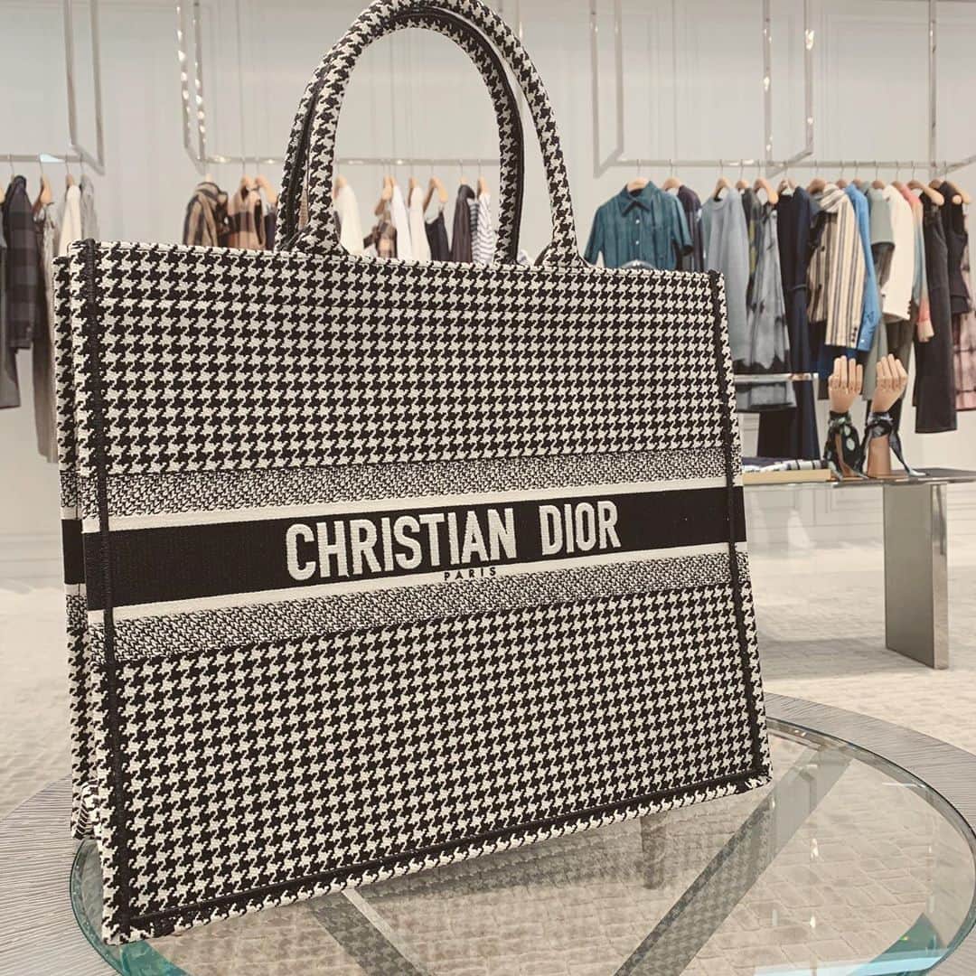 片岡麗香のインスタグラム：「Mothers bag👜  #dior #ブックトート #マザーズバッグ  #birthday #妊婦 #マタニティ #マタニティコーデ #diorbag  #臨月 #fashion #shopping」