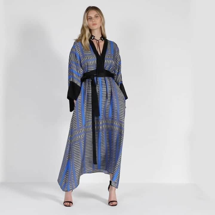アマンダ ウェイクリーのインスタグラム：「Our textured stripe print transforms an effortless kimono silhouette in luxurious silk twill....」